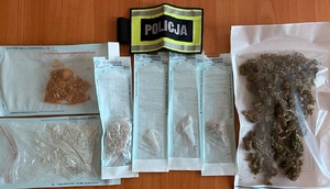 narkotyki w foliowych torebkach i słoiku zabezpieczone do sprawy przez policjantów