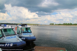 policyjne łodzie motorowe zacumowane w wodzie