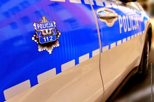 zdjęcie prawego boku policyjnego radiowozu. widoczne drzwi przednie i tylne z logo policji - gwiazda i napisem policja