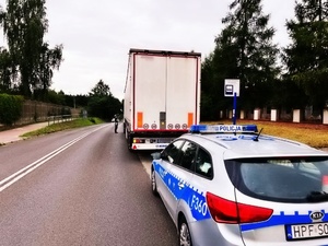 policjanci ruchu drogowego prowadzą kontrolę pojazdu ciężarowego