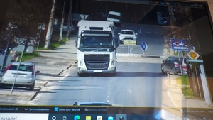 zdjęcie ciężarówki widocznej na ekranie monitora