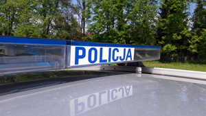 belka sygnalizacyjna na dachu pojazdu z napisem policja