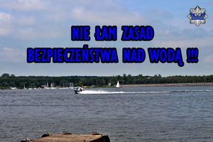 zdjęcie zbiornika wodnego, po którym pływają łodzie motorowe i żaglówki oraz napis nie łam zasad bezpieczeństwa nad wodą