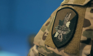 Logotyp BOA na rękawie kurtki mundurowej