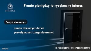 Grafika przedstawia czarne drzwi na granatowym tle. Na biało jest napisane ,,Pranie pieniędzy to ryzykowny interes; i poniżej ;Pomyśl dwa razy... zanim otworzysz drzwi przestępczości zorganizowana