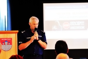 poszczególni prelegenci prowadzą wykład dla uczestników debaty