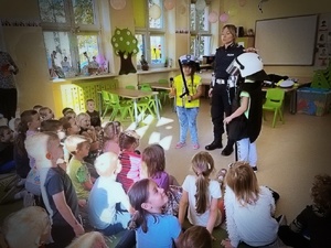 policjanci ruchu drogowego prowadzą zajęcia dla dzieci w salach