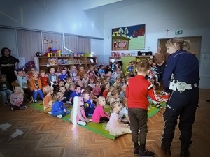 policjanci ruchu drogowego prowadzą zajęcia dla dzieci w salach