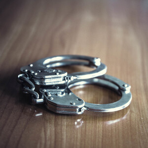 kajdanki leżące na blacie stołu