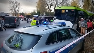 policjanci kierują ruchem i pilnują bezpieczeństwa w rejonach nekropolii