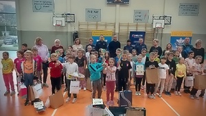 zakończenie zmagań sportowych. Wręczenie nagród i pamiątkowe zdjęcia na płycie boiska hali sportowej