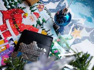Policyjna odznaka na tle świątecznych ozdób