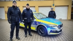 policyjny radiowóz w nowym oznakowaniu z jaskrawo żółto zielonymi elementami odblaskowymi