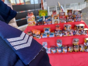 Pagon sierżanta sztabowego na tle stoiska z fajerwerkami