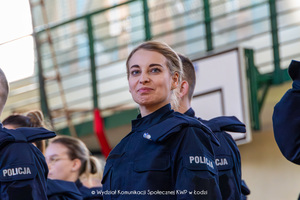 policjanci stoją podczas ślubowania