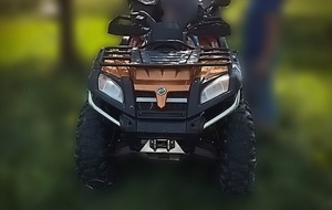 zdjęcie skradzionego pojazdu typu quad, pojazd w malowaniu czarno-pomarańczowym
