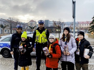 policjanci ruchu drogowego z kwestującymi na rzecz Wielkiej Orkiestry Świątecznej Pomocy