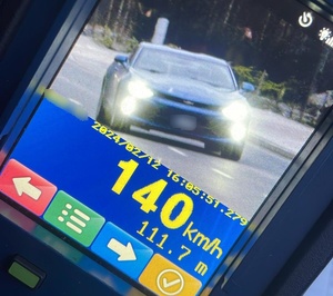 ekran laserowego miernika prędkości z zapisem jazdy pojazdu z prędkością 140 kilometrów na godzinę