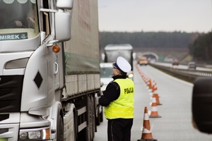 policjant ruchu drogowego udziela informacji kierowcy