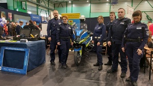 policyjne stoiska na VI Tomaszowskich Targach Pracy i Edukacji