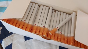 zabezpieczona przez policjantów kontrabanda papieroisy w pudełkach i tytoń w workach