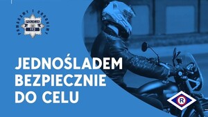 motocyklista jedzie na motocyklu i napis pomagamy i chronimy policja, policyjna gwiazda oraz napis jednośladem bezpiecznie do celu .
