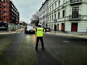 Policjant wydziału ruchu drogowego kierujący ruchem na skrzyżowaniu