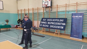 zmagania uczestników turnieju na hali sportowej nadzorowane przez policjantów