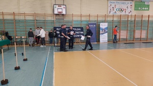 zmagania uczestników turnieju nadzorowane przez policjantów