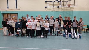 zdjęcie pamiątkowe zwycięskich drużyn z pucharami, dyplomami i nagrodami