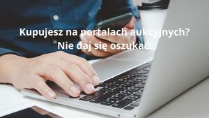 Człowiek trzyma w ręku trzyma komórkę oraz pracuje na komputerze