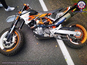 motocykl typu cross leżący na jezdni