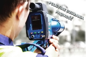 NAPIS W GÓRNYM PRAWYM NAROŻNIKU O TREŚCI POLICYJNE DZIAŁANIA PRĘDKOŚĆ I ZDJĘCIE POLICJANTA RUCHU DROGOWEGO WIDOCZNA GŁOWA ORAZ CZAPKA Z BIAŁYM OTOKIEM A PRZED TWARZĄ POLICJNATA LASEROWE URZĄDZENIE DO POMIARU PRĘDKOŚCI