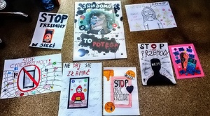 zbiór prac plastycznych na kartonach w formie plakatów podczas oceny przez komisję konkursową