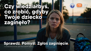 prostokątna grafika. siedzi kobieta i patrzy na wprost przed siebie w obiektyw aparatu. na górze są napisy: Czy wiedziałbyś, co zrobić, gdyby Twoje dziecko zaginęło?