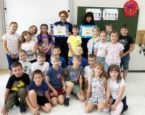 pamiątkowe zdjęcie policjantek z uczniami szkoły podstawowej