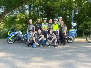 działania policjantów ruchu drogowego i motocyklistów. na zdjęciu widoczni motocykliści i policjanci
