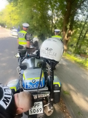 działania policjantów ruchu drogowego i motocyklistów. na zdjęciu widoczni motocykliści i policjanci
