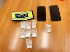 narkotyki zabezpieczone przez policjantów - biały proszek w ośmiu torebeczkach foliowych