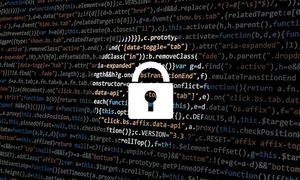 grafika z kłódką na cyber czrano-białym tle przedstawiającym ciąg cyfr