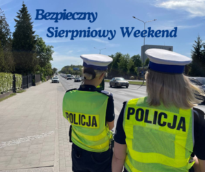 Policjantki stoją na drodze, obok radiowóz, Nad nimi napis bezpieczny sierpniowy weekend