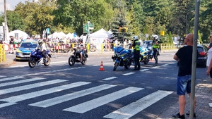 policjanci ruchu drogowego regulują ruch pojazdów i pieszych