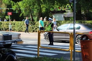 policjanci ruchu drogowego podczas ręcznej regulacji ruchem