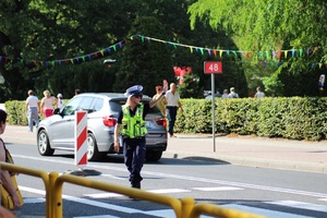 policjanci ruchu drogowego podczas ręcznej regulacji ruchem