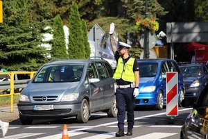 policjanci ruchu drogowego podczas ręcznej regulacji ruchem