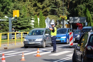 policjanci ruchu drogowego podczas ręcznej regulacji ruchem