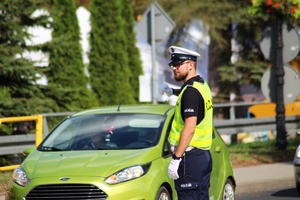 policjanci ruchu drogowego podczas ręcznej regulacji ruchem