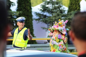 policjanci ruchu drogowego podczas pełnienia służby w rejonie pasa drogowego