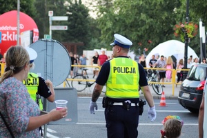 policjanci ruchu drogowego podczas pełnienia służby w rejonie pasa drogowego