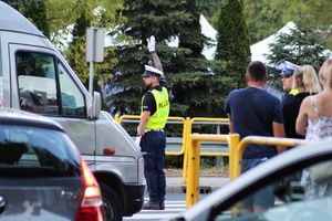 policjanci ruchu drogowego podczas pełnienia służby w rejonie pasa drogowego